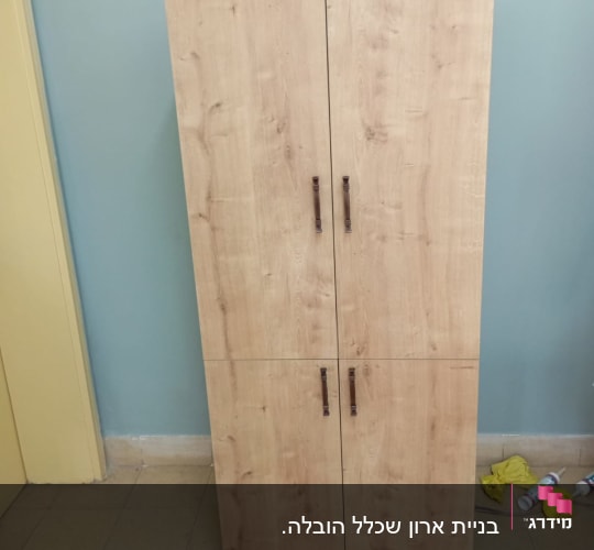 ארון עץ עם דלתות וידיות מתכת